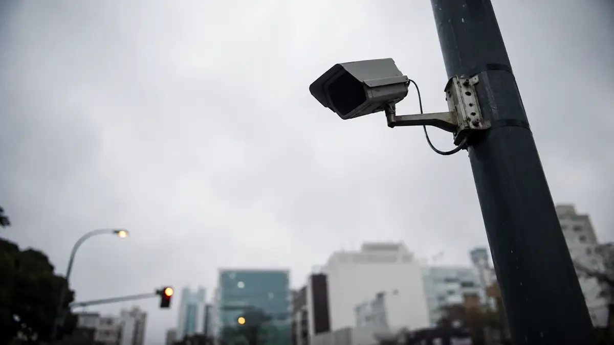 Cámara de vigilancia montada en un poste vista en contrapicado